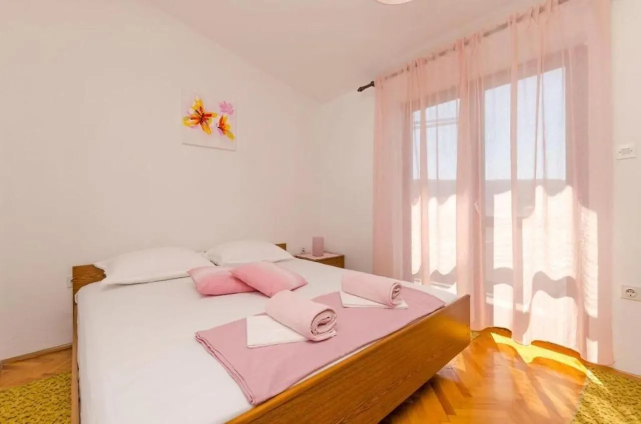 Apartments Spavalo باغ