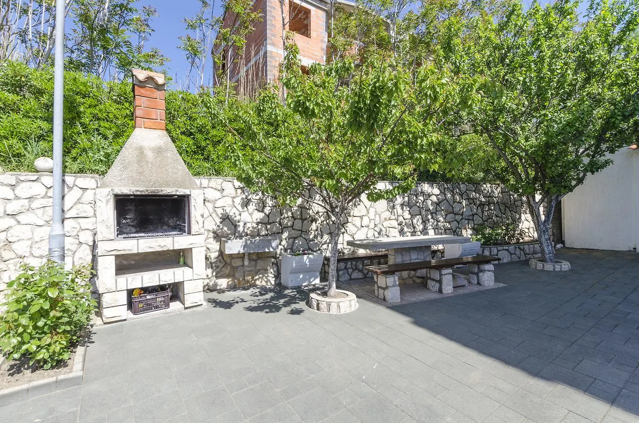 Apartments Spavalo باغ