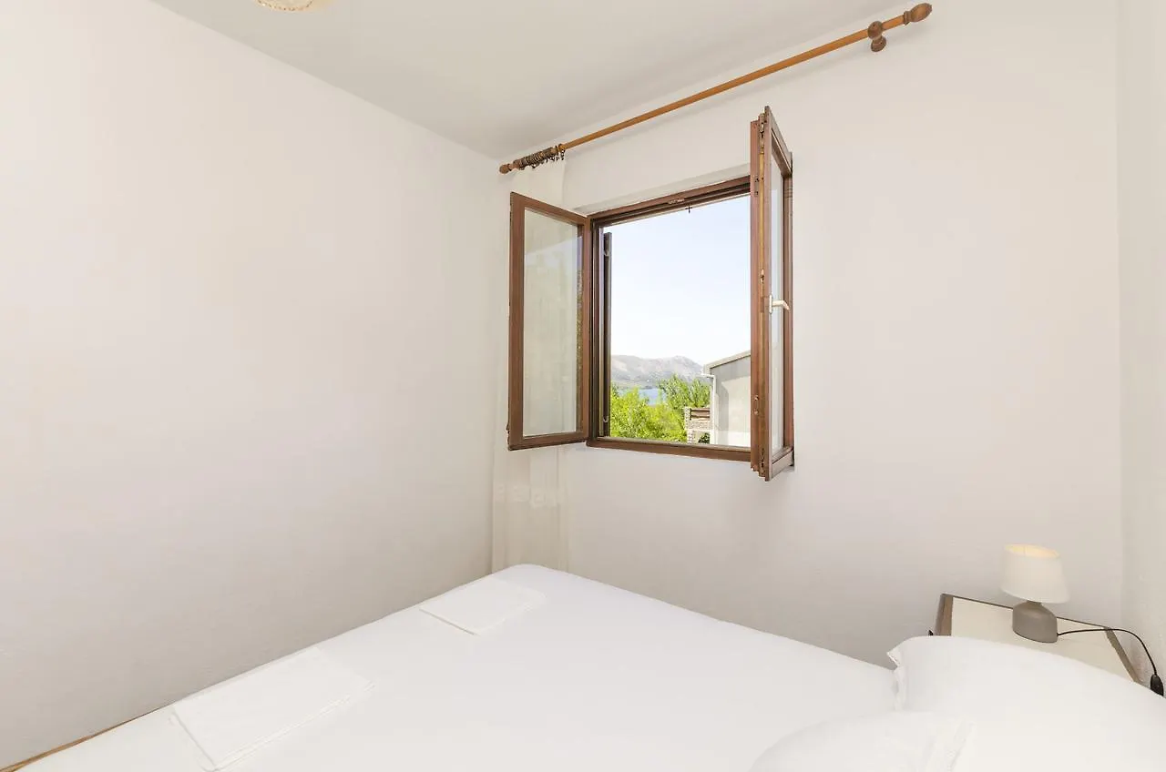 Apartments Spavalo باغ