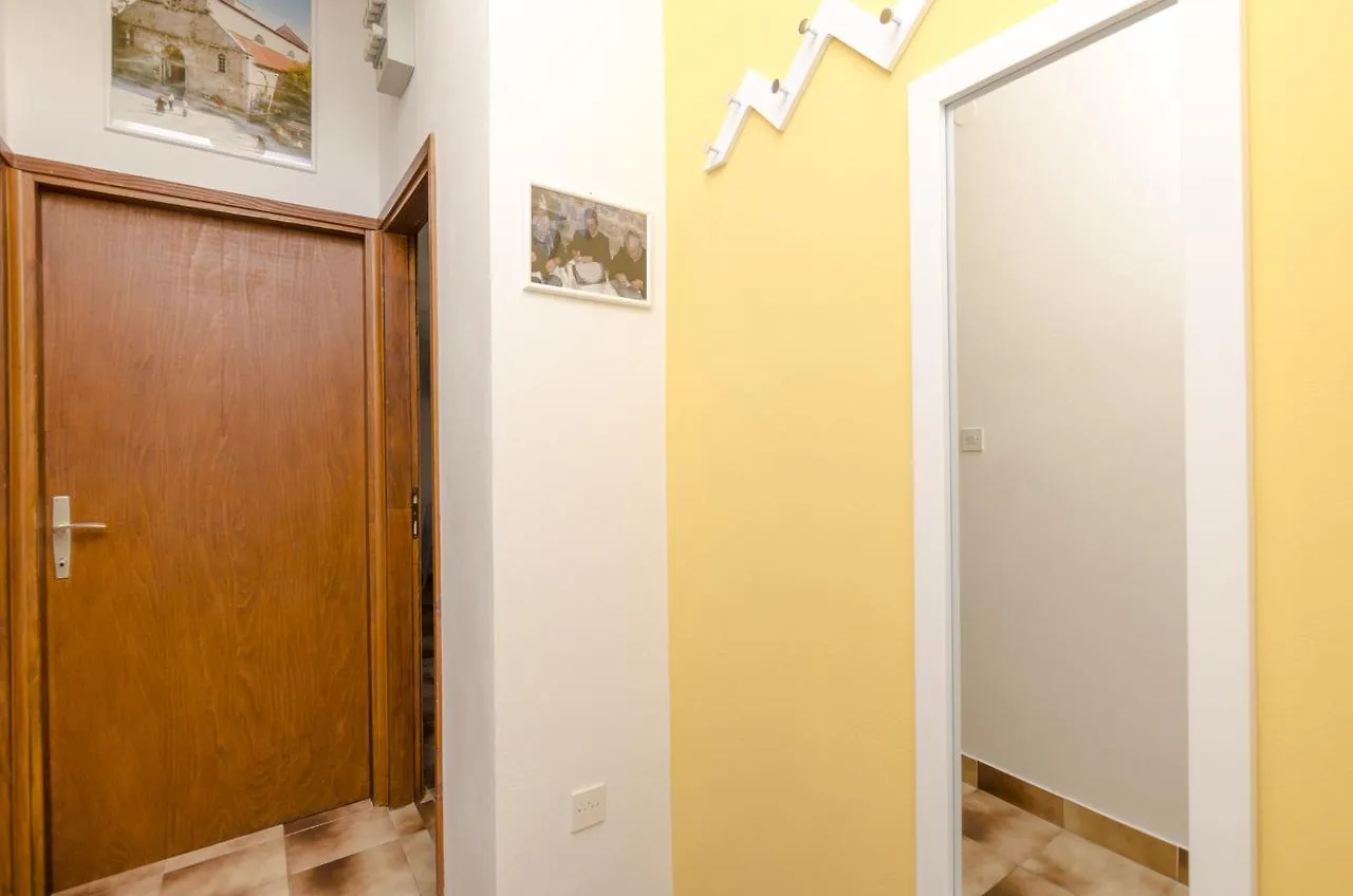 Apartments Spavalo باغ