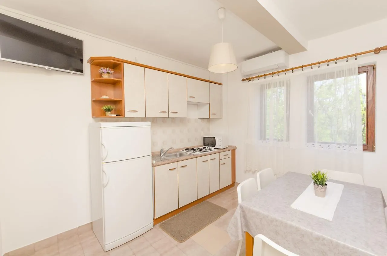Apartments Spavalo باغ
