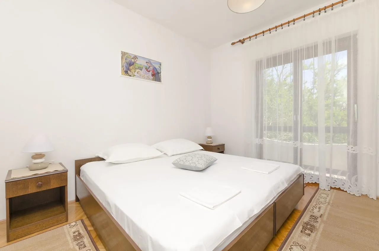 Apartments Spavalo باغ